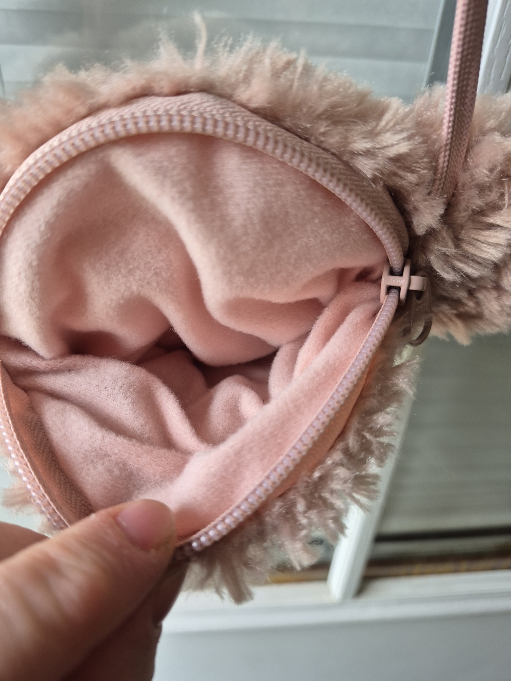 Disney Plush ShellieMay Tokyo Bear Crossbody Bag in Blush Pink and Cream - Picture 3 of 4